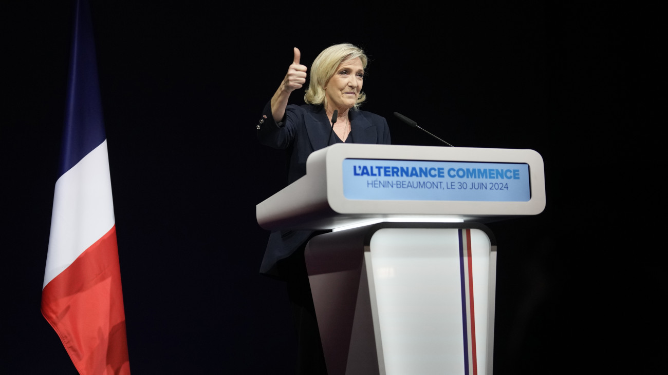 Marine Le Pen, a jobboldali Nemzeti Tömörülés (RN) párt nemzetgyűlési frakcióvezetője sajtótájékoztatót tart az észak-franciaországi Henin-Beaumontban 2024. június 30-án, miután az IFOP, Ipsos, OpinionWay és Elabe közvélemény-kutató cégek exit poll felmérései szerint pártja vezet az előrehozott parlamenti választások első fordulójában. A több mint 49 millió választópolgár a francia parlament, a nemzetgyűlés alsóházának 577 képviselőjét választja meg öt évre.