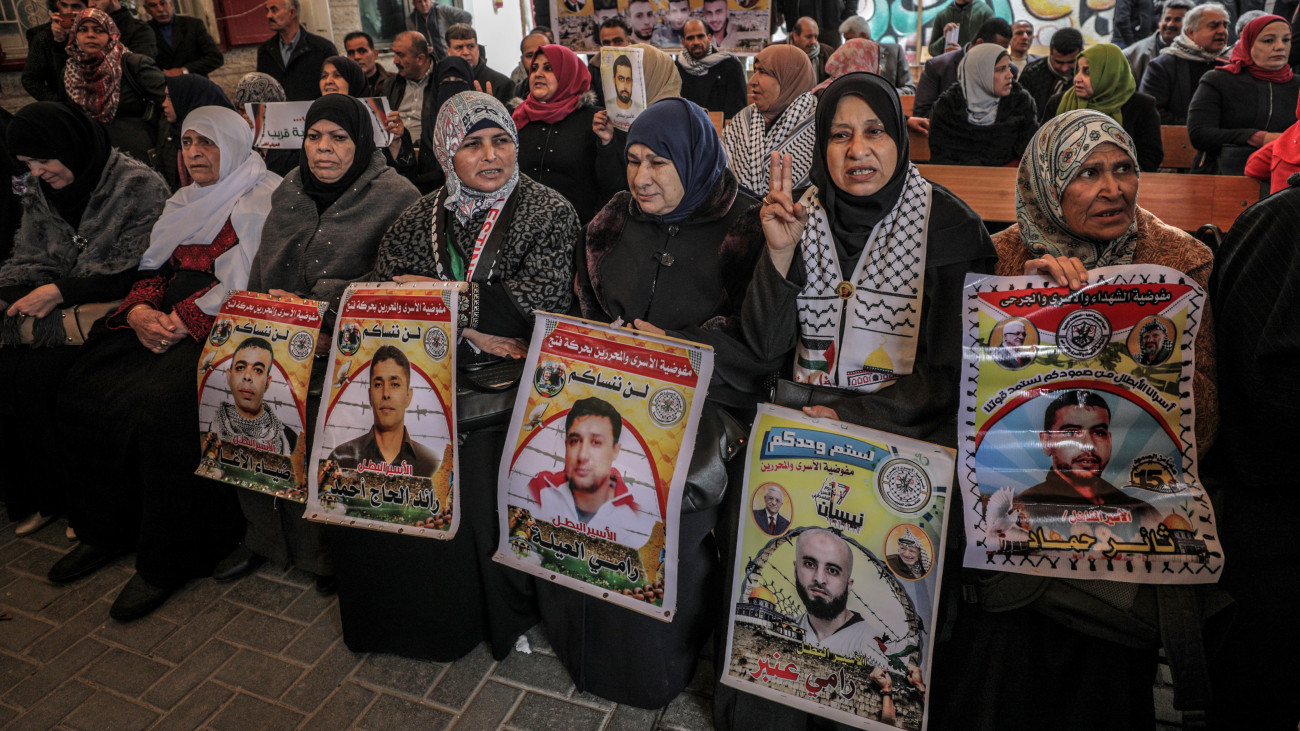 Palesztin civilek hozzátartozóik képmásával követelik az izraeli börtönökben raboskodó palesztin politikai foglyok szabadon bocsátását a Palesztin Vörös Félhold segélyszervezet gázai irodájánál 2019. március 25-én. Jogvédő szervezetek szerint 2019. január végén mintegy 5300 palesztint tartottak fogva Izraelben.
