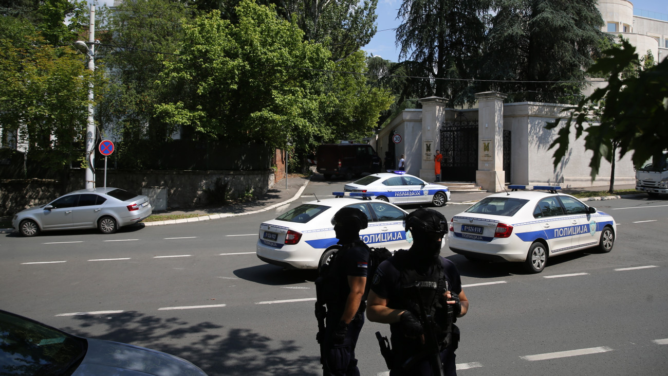 Rendőrök a belgrádi izraeli nagykövetségnél, ahol számszeríjjal nyakon lőtték a nagykövetséget őrző rendőrök egyikét 2024. június 29-én. Az elkövetőt a megtámadott rendőr agyonlőtte.