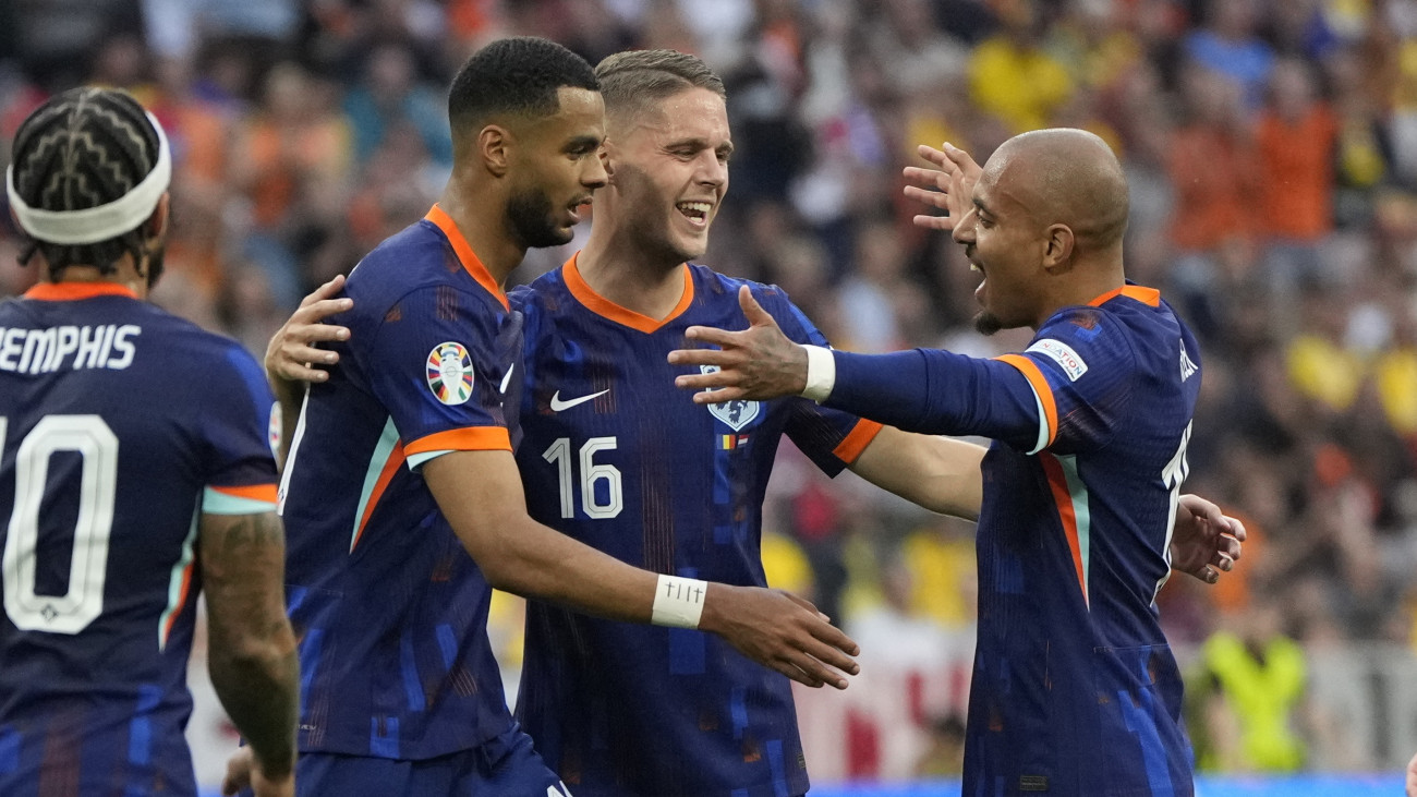 A holland Donyell Malen (j) csapattársaival, miután berúgta csapata második gólját a németországi labdarúgó Európa-bajnokság nyolcaddöntőjének Románia-Hollandia mérkőzésén a müncheni Allianz Arénában 2024. július 2-án.