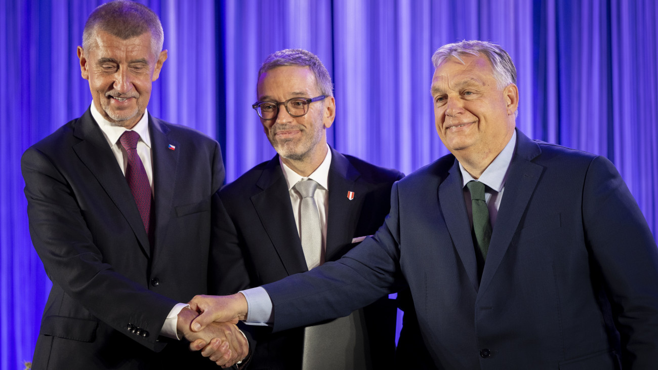 A Miniszterelnöki Sajtóiroda által közreadott képen Orbán Viktor miniszterelnök, a Fidesz elnöke (j), Herbert Kickl, az Osztrák Szabadságpárt (FPÖ) elnöke (k) és Andrej Babis korábbi cseh kormányfő, az Elégedetlen Polgárok Akciója (ANO) párt elnöke kezet fog, miután aláírták a Patrióta kiáltvány az európai jövőért című közös nyilatkozatot Bécsben 2024. június 30-án. Az eseményen Orbán Viktor kijelentette, hogy új korszak kezdődik ezen a napon Bécsben, ahol új európai politikai együttműködést jelentettek be Herbert Kickllel és Andrej Babissal.   