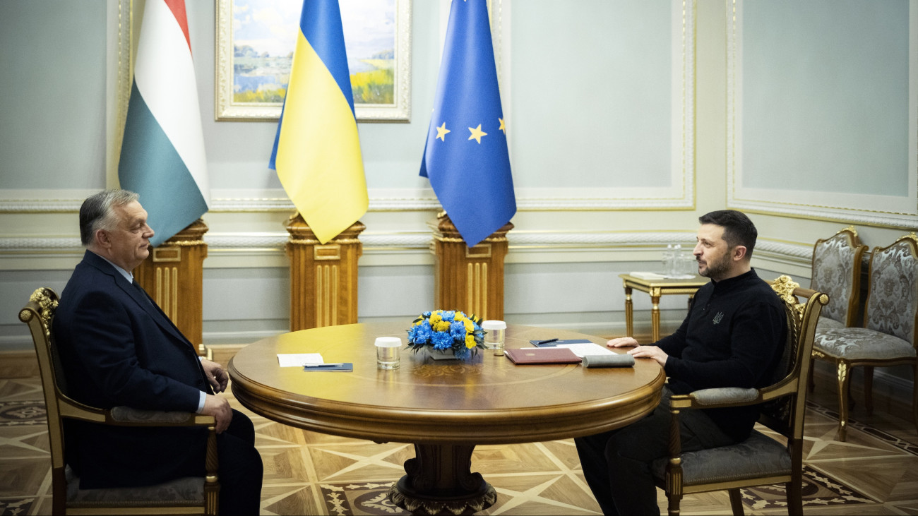 A MiniszterelnĂśki SajtĂłiroda ĂĄltal kĂśzreadott kĂŠpen OrbĂĄn Viktor miniszterelnĂśk (b) ĂŠs Volodimir Zelenszkij ukrĂĄn elnĂśk tĂĄrgyal Kijevben 2024. jĂşlius 2-ĂĄn.