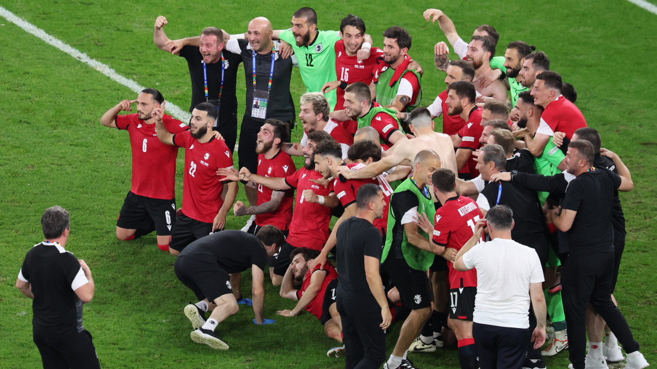 A georgiai játékosok ünnepelnek a németországi labdarúgó Európa-bajnokság F csoportja harmadik fordulójában játszott Georgia-Portugália mérkőzés végén a gelsenkircheni AufSchalke Arénában 2024. június 26-án. A georgiai válogatott 2-0-ra győzött, és a nyolcaddöntőbe jutott.