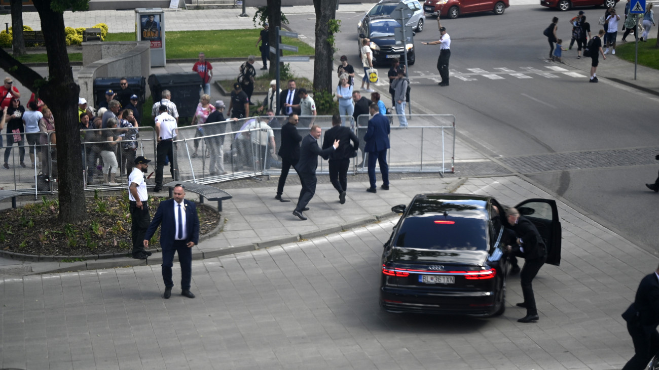 A merénylet áldozatává vált Robert Fico szlovák miniszterelnök testőrei intézkednek a lőfegyveres támadás helyszínén, a Pozsonytól mintegy 150 kilométerre, északkeletre fekvő Nyitrabányán (Handlová) 2024. május 15-én. Ficót több lövés érte a mellkasán és a gyomrán, a politikust életveszélyes állapotban, mentőhelikopterrel szállították kórházba Besztercebányán (Banská Bystrica). A feltételezett tettest őrizetbe vették.