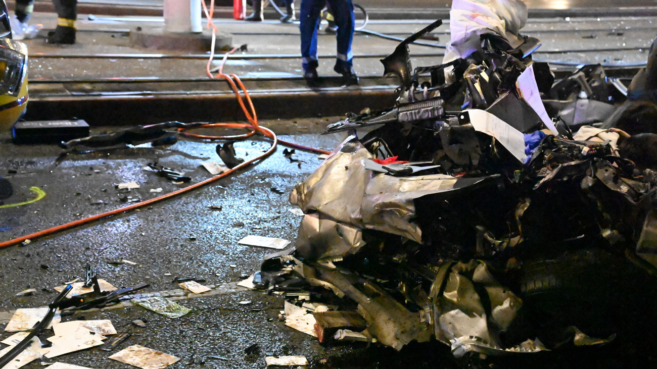 Összeroncsolódott személygépkocsi az Árpád hídon, ahol összeütközött három autó 2024. július 3-án. A balesetben hárman életüket vesztették.