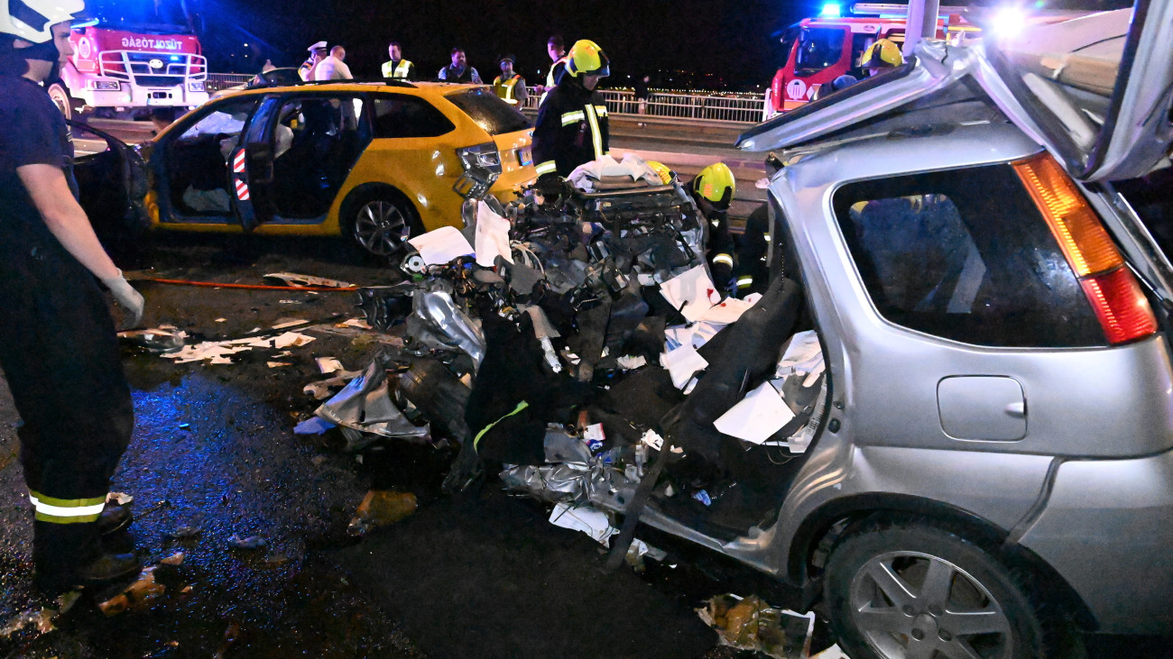 Sérült járművek az Árpád hídon, ahol összeütközött három autó 2024. július 3-án. A balesetben hárman életüket vesztették.