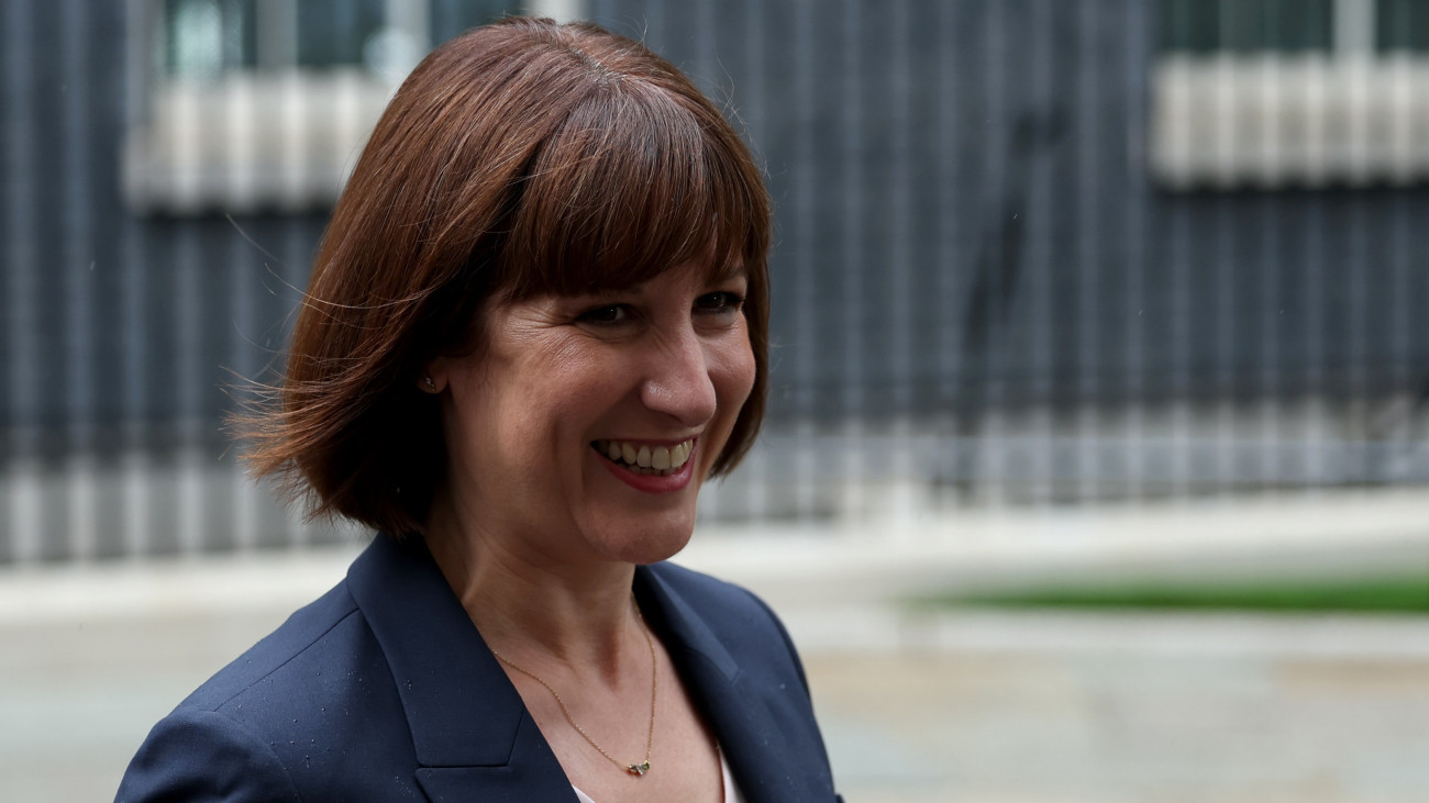 Rachel Reeves kijelölt brit pénzügyminiszter távozik a Downing Streetről 2024. július 5-én, miután az előző napi brit parlamenti választásokon győztes Munkáspárt vezére lett az új kormányfő. Reeves lesz a pénzügyi tárca első női vezetője Nagy-Britanniában.