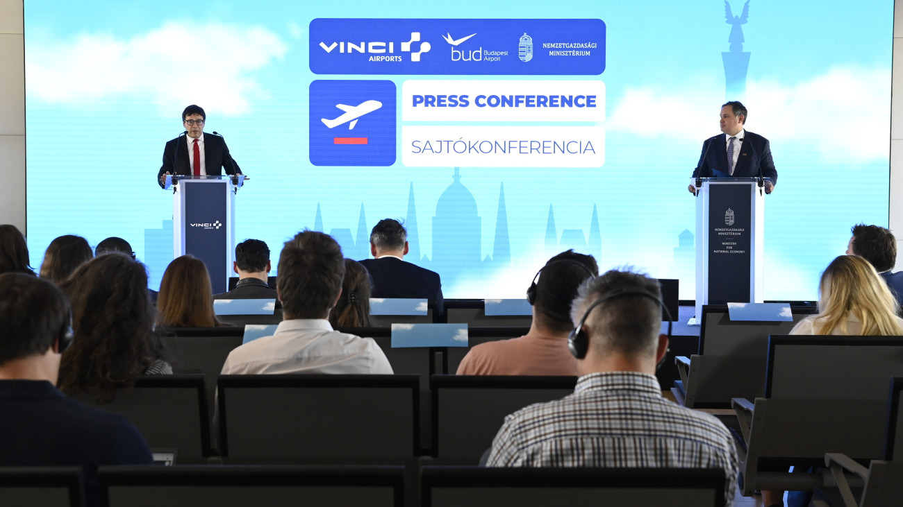 Nagy Márton nemzetgazdasági miniszter (j) és Nicolas Notebaert, a Vinci Concessions vezérigazgatója a Budapest Liszt Ferenc Nemzetközi Repülőtér jövőbeli célkitűzéseiről és üzleti terveiről tartott sajtótájékoztatón a repülőtér 2A terminálján 2024. július 9-én.