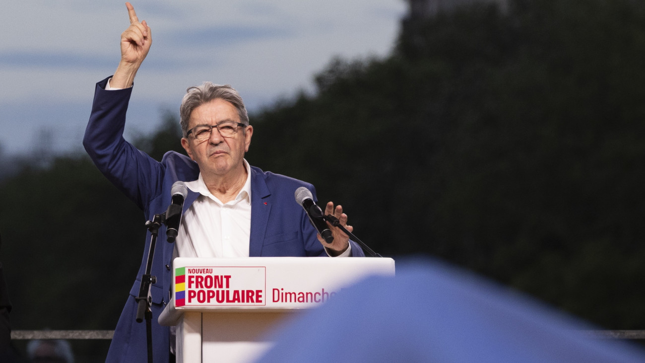 Jean-Luc Mélenchon, a radikális baloldali Engedetlen Franciaország (LFI) mozgalom alapítója támogatókhoz beszél a párt párizsi eredményváró rendezvényén a francia parlamenti választások második fordulójának napján, 2024. július 7-én. A szavazatszámláláson az LFI, a Kommunisták, a Zöldek és a szocialisták összefogásával létrejött Új Népfront nevű baloldali szövetség vezet.