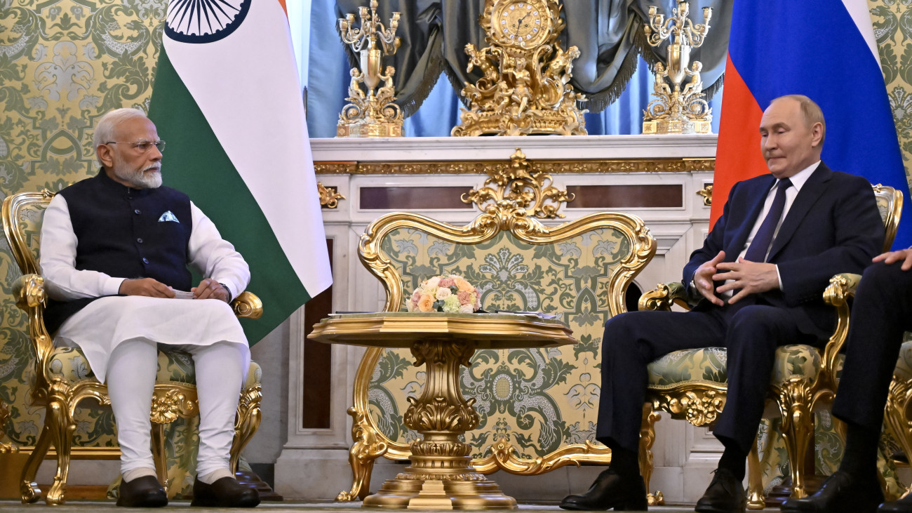 Narendra Modi indiai miniszterelnök (b) és Vlagyimir Putyin orosz elnök megbeszélést tart a moszkvai Kremlben 2024. július 9-én. Modi kétnapos hivatalos látogatáson tartózkodik Oroszországban.
