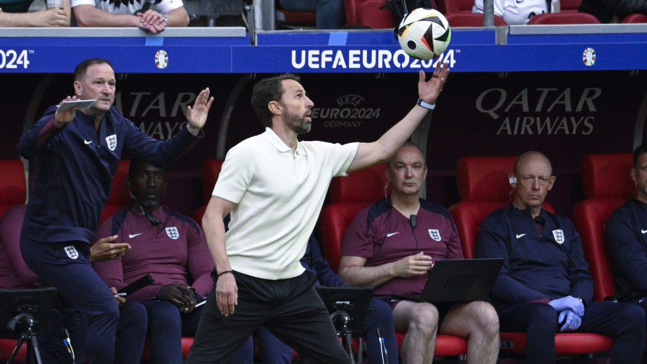 Gareth Southgate, az angol csapat szövetségi kapitánya a 2024-es németországi labdarúgó Európa-bajnokság negyeddöntőjében játszott Anglia - Svájc mérkőzésen a düsseldorfi Merkur Spiel Arénában 2024. július 6-án.