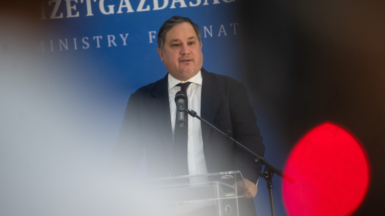 Nagy Márton nemzetgazdasági miniszter sajtótájékoztatót tart Budapesten, a minisztérium 2024. július 10-én. A miniszter bejelentette: Magyarország 11 pontos javaslatcsomagot terjesztett az uniós Versenyképességi Tanács elé az elektromos autózásra való átállás felgyorsítása érdekében.