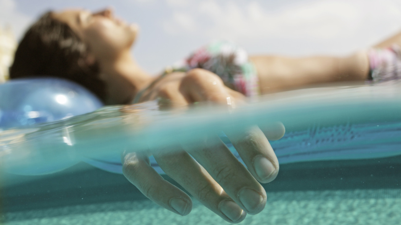 hőség kánikula strand nyaralás medence fürdő napozás fürdőruha pihenés relaxáció lazítás