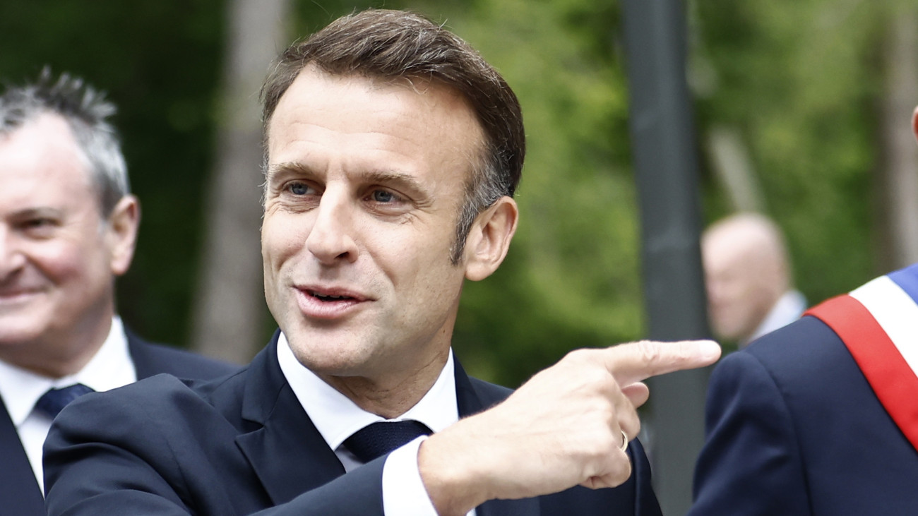 Emmanuel Macron francia elnök (b) Daniel Fasquelle polgármesterrel (k) beszélgetve szavazni érkezik a francia parlamenti választások második fordulójában Le Touquet-ben 2024. július 7-én.