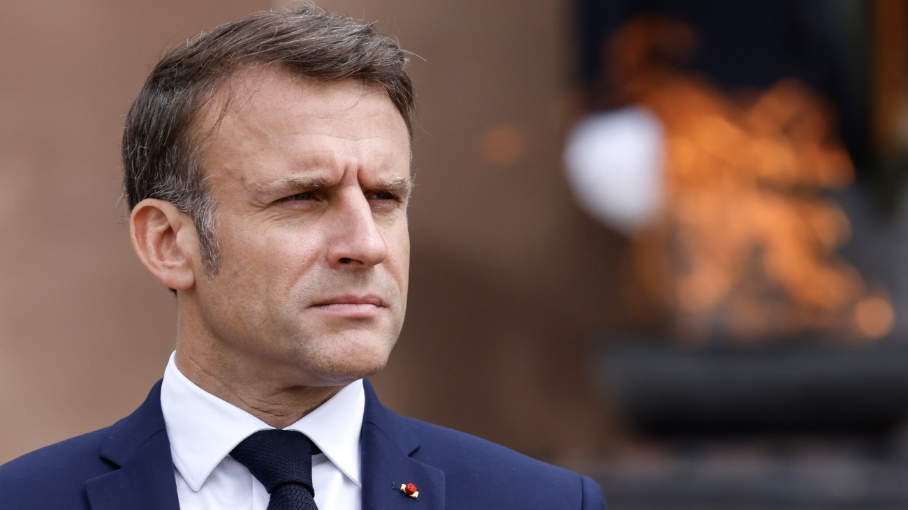 Emmanuel Macron francia elnök a náci megszállással szembeni francia ellenállás évfordulójáról tartott megemlékezésen a Párizs közeli Suresnes-ben lévő Valerien-hegyen 2024. június 18-án. 84 évvel ezelőtt ezen a napon Charles de Gaulle francia tábornok felhívást intézett honfitársaihoz a BBC brit közszolgálati rádióban, hogy vegyék fel a harcot a megszállókkal és a nácikkal tűzszünetet kötő Vichy-kormánnyal szemben. De Gaulle hamarosan megkezdte a katonai ellenállás megszervezését, a Szabad Francia Erők felállítását.