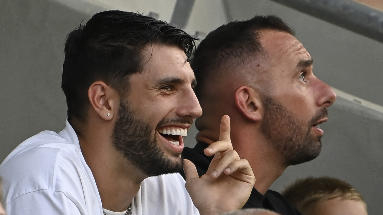 Szoboszlai Dominik (b) és Fiola Attila a leátón a férfi labdarúgó Európa-liga selejtezőjének első fordulójában játszott Paksi FC - Corvinul Hunedoara mérkőzésen Pakson 2024. július 11-én.