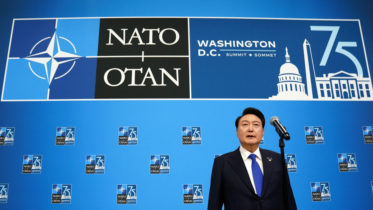 Jun Szogjol dél-koreai elnök sajtótájékoztatója a NATO alapításának 75. évfordulója alkalmából tartott háromnapos csúcstalálkozó zárónapján, 2024. július 11-én Washingtonban.