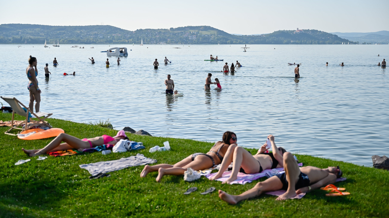 Fiatalok fürdenek a Balatonban a Strand Fesztiválon Zamárdiban 2023. augusztus 24-én. A fesztivált augusztus 23. és 26. között rendezik meg a Balaton-parti településen.