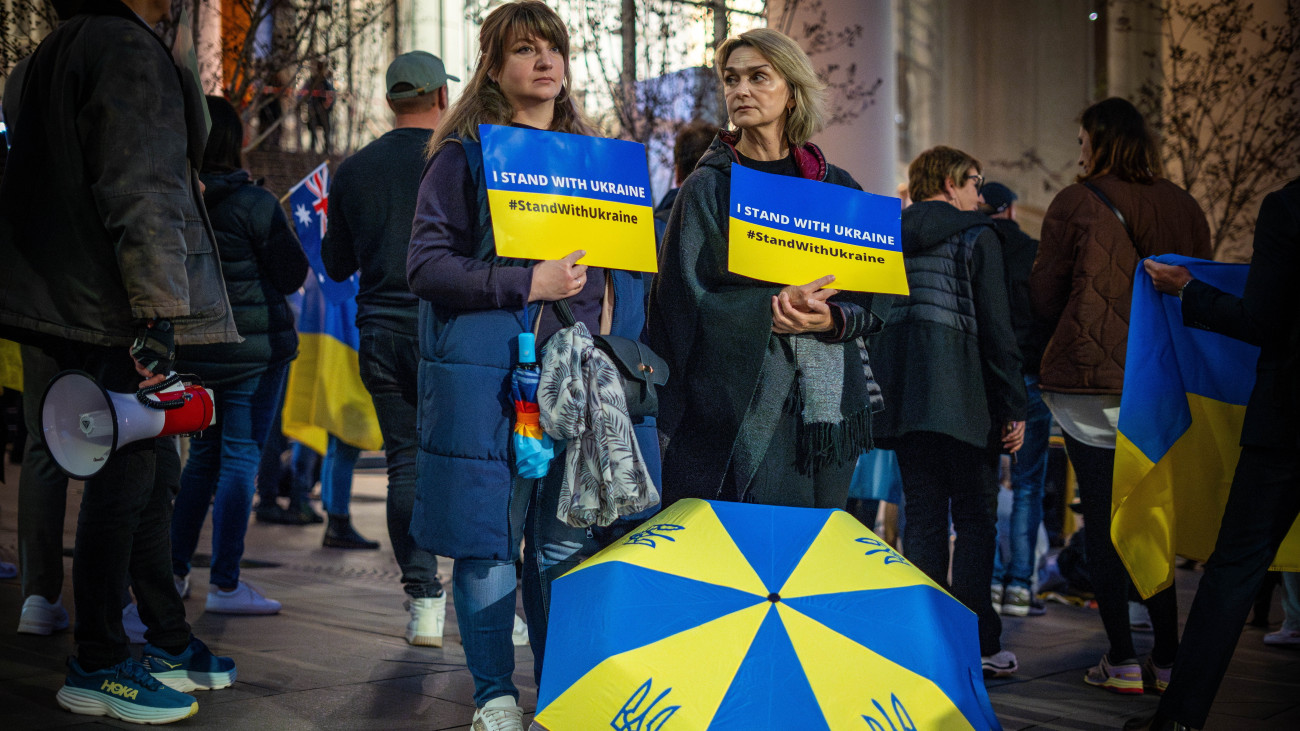 Tüntetők tiltakoznak az ukrajnai háború ellen Sydneyben 2024. július 9-én, az Ukrajna elleni orosz háború harmadik évében.