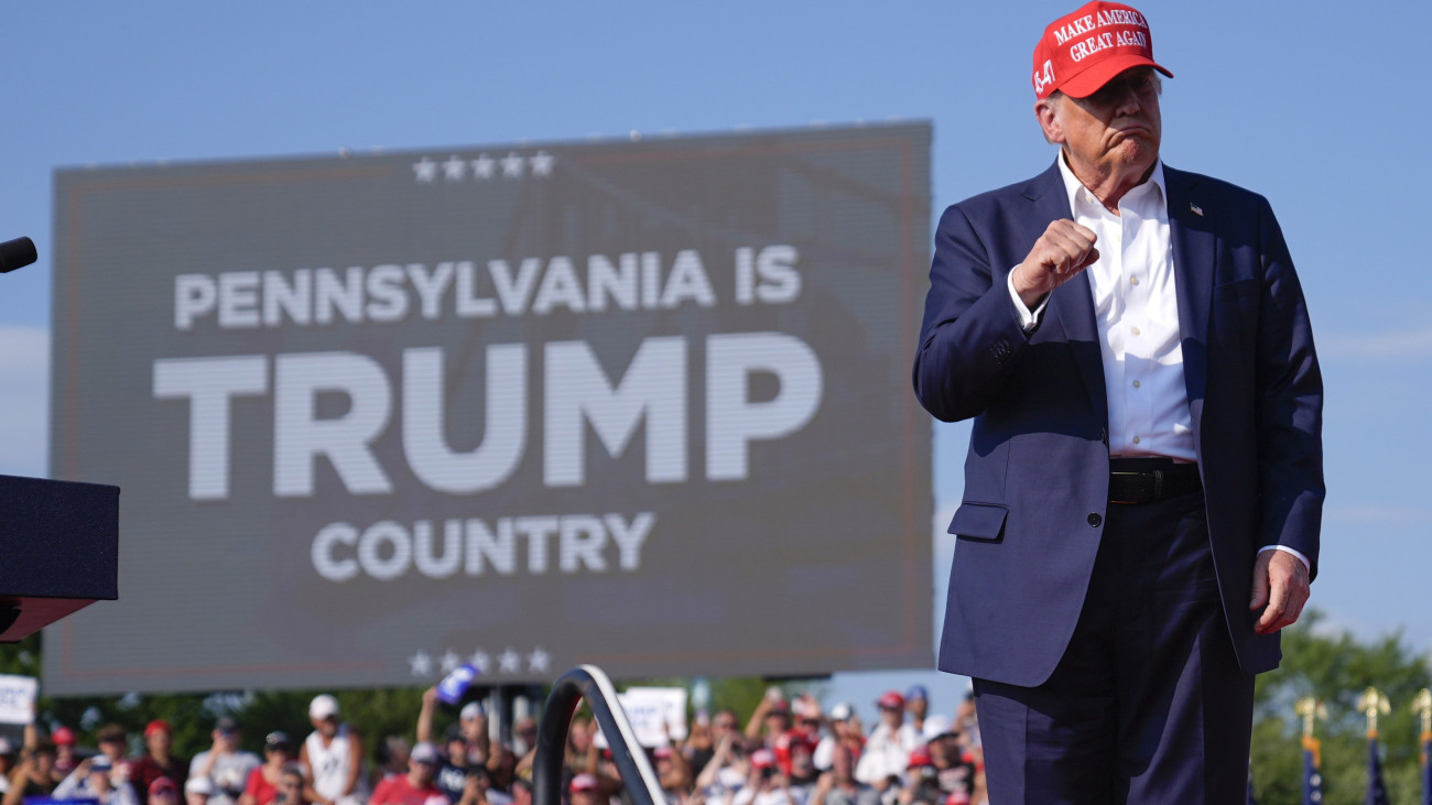 Donald Trump volt amerikai elnök a Pennsylvania állambeli Butlerben rendezett kampánygyűlésére érkezik 2024. július 13-án. A rendezvényen Trump beszéde közben lövések dördültek, a politikus a jobb fülén megsérült, de védőgyűrűben a saját lábán hagyta el a pódiumot. Az elnökválasztást november 5-én tartják az Egyesült Államokban.