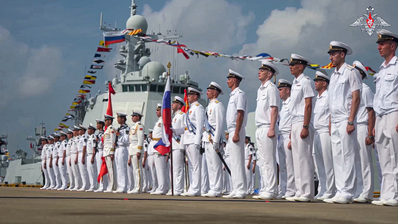 Az orosz védelmi minisztérium 2024. július 15-én közreadott videójáról készített képen orosz haditengerészek a kínai haditengerészekkel közös hadgyakorlatuk előtti fogadási ünnepségen a Kuangtung (Kanton) tartománybeli Csancsiang támaszpontján 2024. július 14-én. A Tengeri kölcsönhatás  2024 fedőnevű manőverek során a kínai és az orosz haditengerészeti egységek légvédelmi és tengeralattjáró-elhárítási gyakorlatot hajtanak végre, továbbá tengeri mentési feladatokat is végeznek.