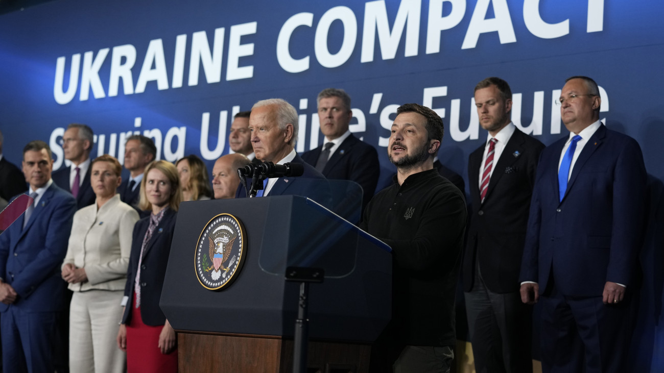 Volodimir Zelenszkij ukrán elnök (j3) beszél Joe Biden amerikai elnök (j5) mellett a NATO-Ukrajna Tanácsnak a NATO washingtoni csúcstalálkozójának keretében tartott ülése után 2024. július 11-én. Biden újabb katonai támogatást jelentett be Ukrajna számára 225 millió dollár értékben.
