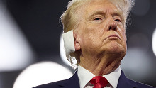Kötéssel a fülén, ikonikussá vált mozdulattal jelent meg Donald Trump