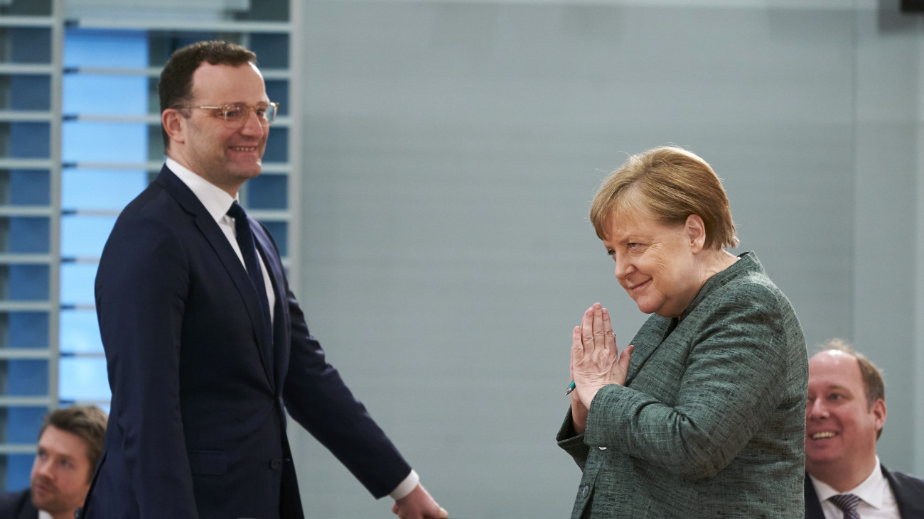 Angela Merkel kancellár és Jens Spahn egészségügyi miniszter a német kormány hetenkénti ülésére érkezik a berlini kancellári hivatalban 2020. április 8-án. A belügyminisztériumban további szigorításokat tartalmazó tervezet készül a koronavírus-járvány visszaszorításának érdekében.