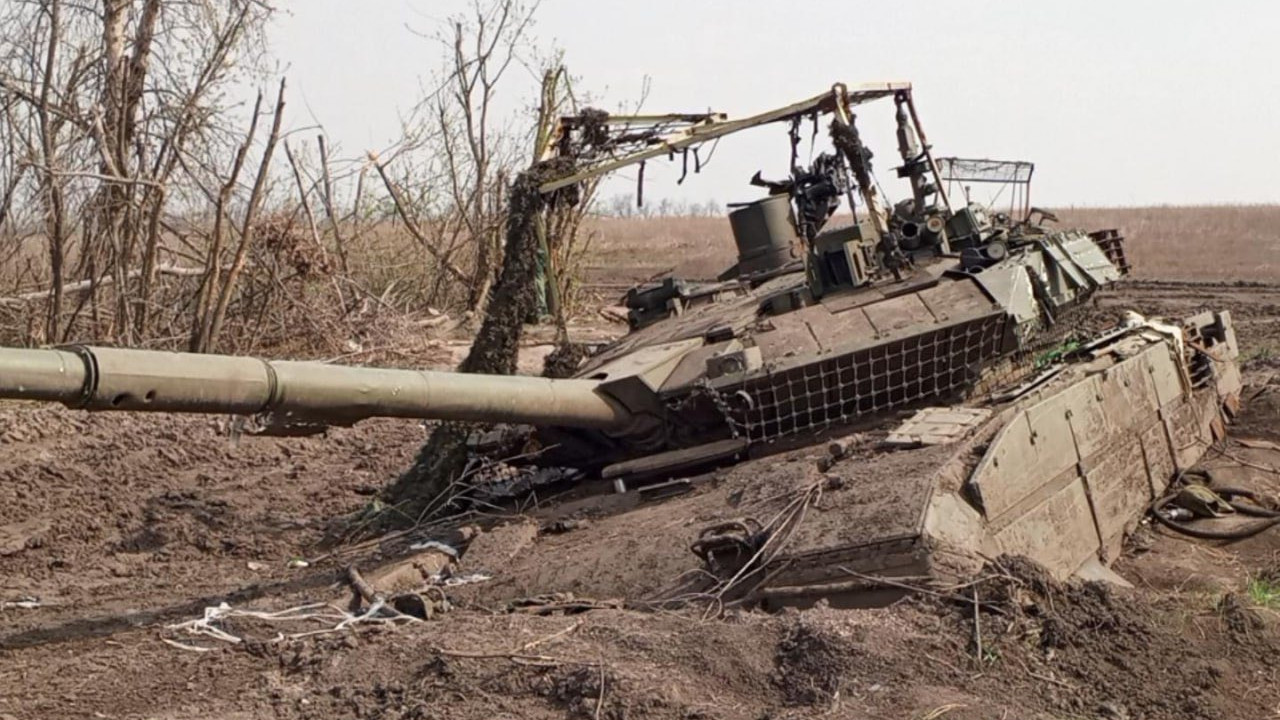 Egy Donyeckben kilőtt orosz T-90M harckocsi. Forrás: X / Military news