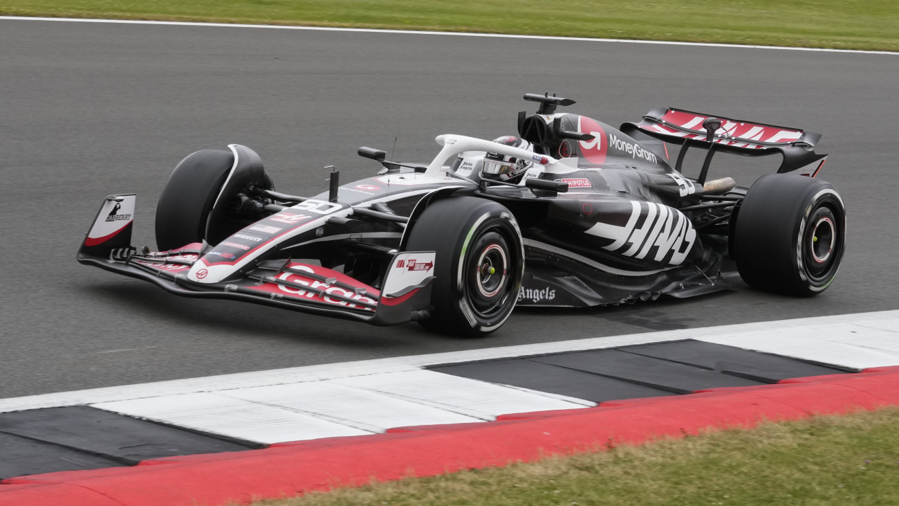 Oliver Bearman, a Haas brit versenyzője a Forma-1-es autós gyorsasági világbajnokság Brit Nagydíjának első szabadedzésén a silverstone-i pályán 2024. július 5-én.