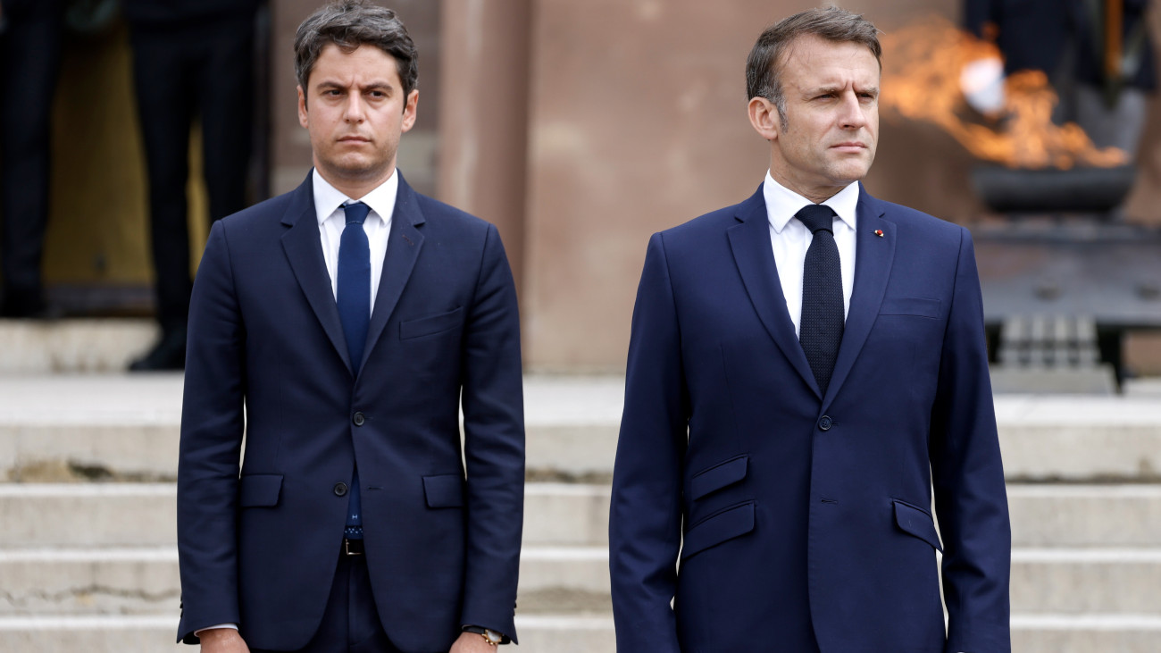 Emmanuel Macron francia elnök (j) és Gabriel Attal francia miniszterelnök a náci megszállással szembeni francia ellenállás évfordulójáról tartott megemlékezésen a Párizs közeli Suresnes-ben lévő Valerien-hegyen 2024. június 18-án. 84 évvel ezelőtt ezen a napon Charles de Gaulle francia tábornok felhívást intézett honfitársaihoz a BBC brit közszolgálati rádióban, hogy vegyék fel a harcot a megszállókkal és a nácikkal tűzszünetet kötő Vichy-kormánnyal szemben. De Gaulle hamarosan megkezdte a katonai ellenállás megszervezését, a Szabad Francia Erők felállítását.