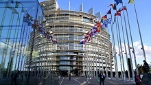 Feledy Botond az Arénában: kordon mögé szorítják a Patriótákat az Európai Parlamentben