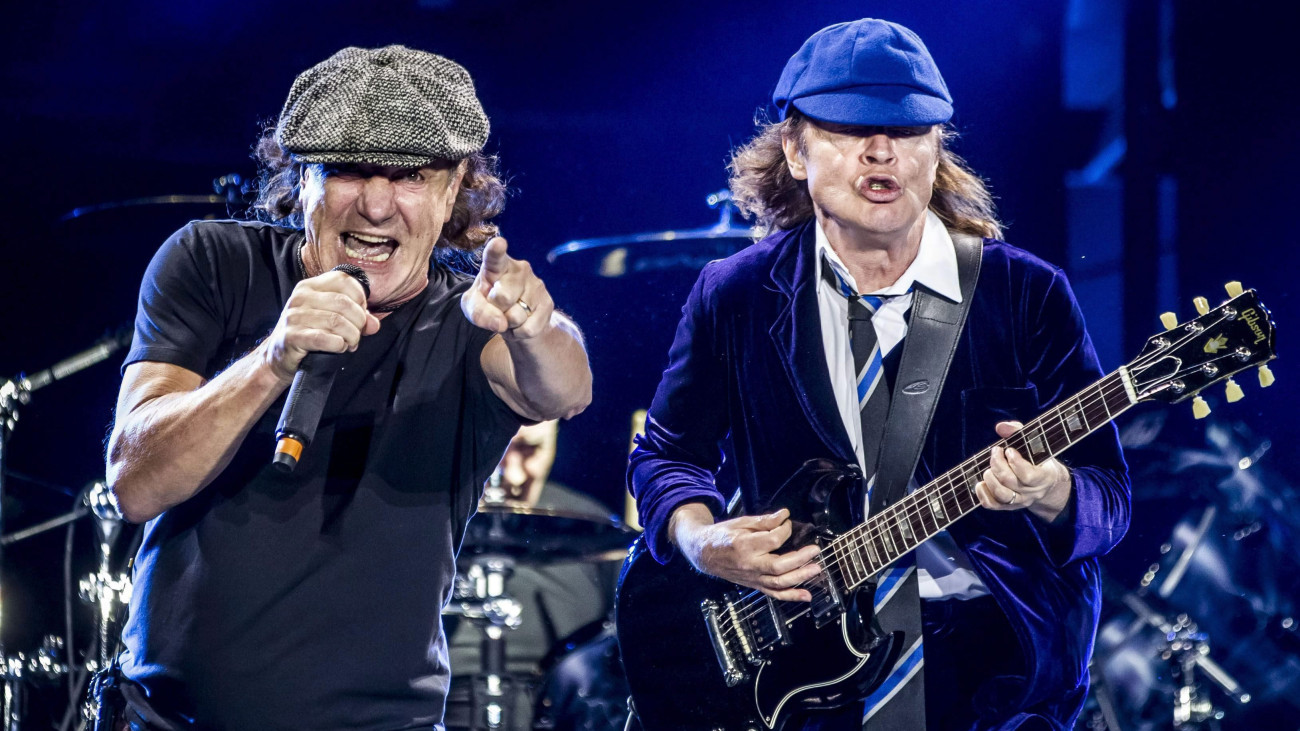 Madrid, 2015. június 1.Brian Johnson, az AC/DC ausztrál rockzenekar énekese (b) és  Angus Young szólógitáros az együttes madridi koncertjén a Vicente Calderón Stadionban 2015. május 31-én. (MTI/EPA/Emilio Naranjo)