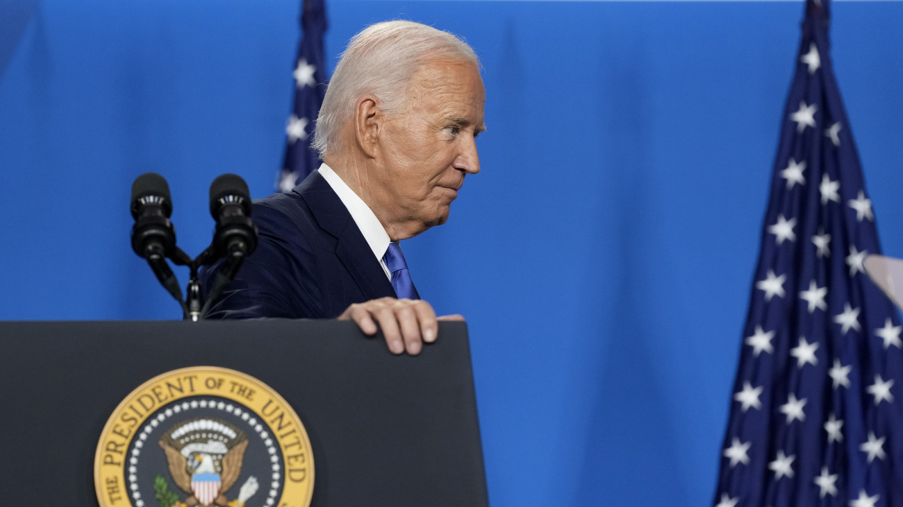 Joe Biden amerikai elnök távozik a NATO 75. évfordulójának alkalmából rendezett washingtoni csúcstalálkozó zárónapján tartott sajtóértekezletéről 2024. július 11-én.