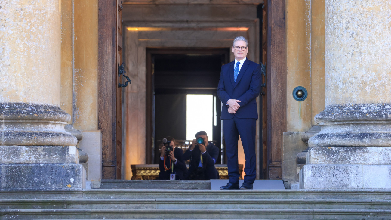 Keir Starmer brit miniszterelnök érkezőket vár a blenheimi kastély bejáratában az Európai Politikai Közösség (EPK) negyedik alkalommal tartandó csúcstalálkozója napján, 2024. július 18-án az Oxfordshire angliai grófság Blenheim településénél. Az első EPK-találkozót 2022 októberében rendezték a kastélyban, ahol ezúttal több mint 45 európai vezetőt fogadnak.