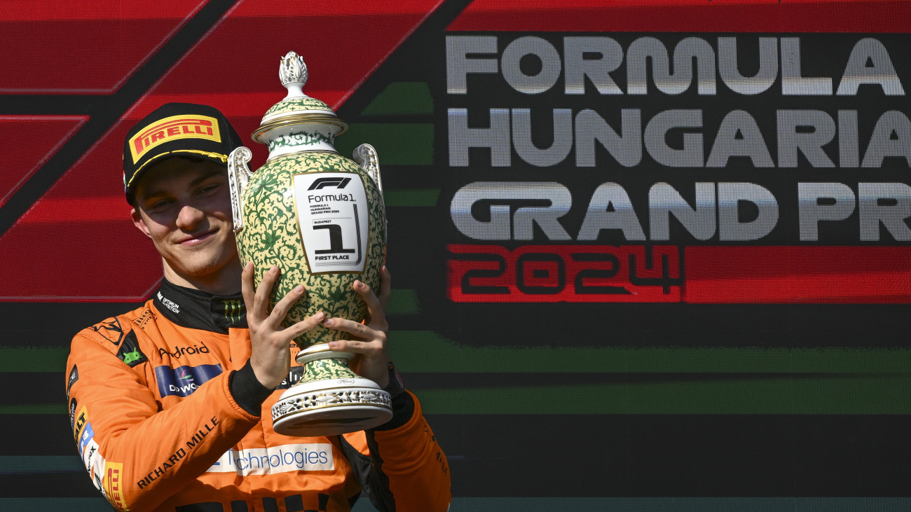 A győztes Oscar Piastri, a McLaren ausztrál versenyzője a serleggel a dobogón a Forma-1-es Magyar Nagydíj eredményhirdetésén a mogyoródi Hungaroringen 2024. július 21-én.