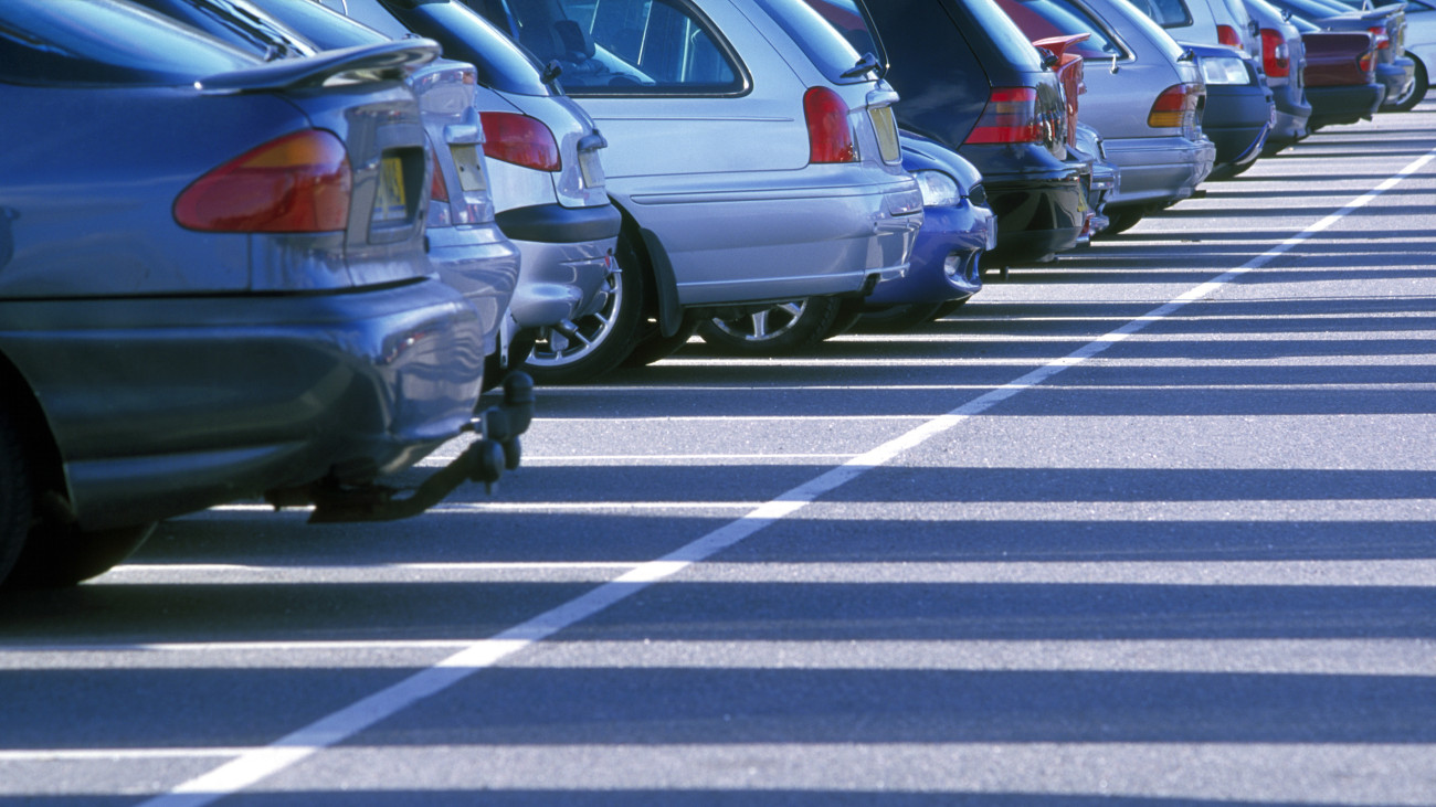 használt autó autóvásárlás   Row of cars in a car park.