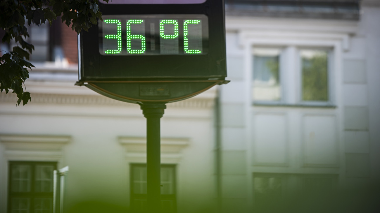 36 Celsius-fok olvasható egy kijelzőn a harmadfokú hőségriadó idején a győri Baross Gábor utcában 2024. július 11-én.