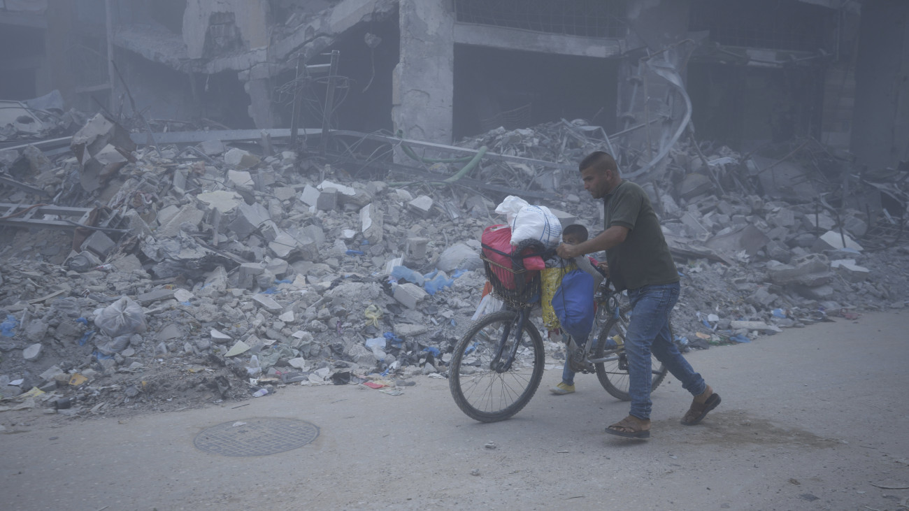 Izrael légicsapásban megsemmisült házak romjai a Gázai övezet déli részén fekvő Hán-Júnisz menekülttáborra 2024. július 22-én. A Hamász palesztin iszlamista szervezet fegyveresei október 7-én támadást indítottak Izrael ellen, az izraeli haderő pedig válaszul légi és szárazföldi hadműveleteket hajt végre a Gázai övezetben.
