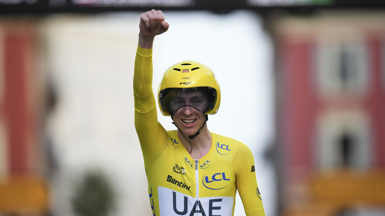Tadej Pogacar, az UAE Team Emirates szlovén versenyzője az összetettben vezetőt megillető sárga mezben ünnepel, miután győzött a 111. Tour de France francia országúti kerékpáros körverseny 21. és egyben utolsó, Monaco és Nizza közötti 33,7 km kilométeres szakaszán 2024. július 21-én. A májusban Giro dItaliát nyert Tadej Pogacar 26 éve nem látott duplázást hajtott végre azzal, hogy győzött a mai napon zárult 111. Tour de France-on, így egy éven belül diadalmaskodott a két háromhetes országúti kerékpáros körversenyen.