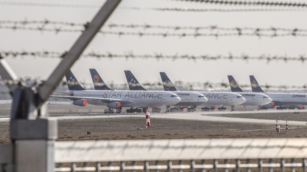 A Lufthansa német légitársaság koronavírus-járvány miatt munka nélkül maradt gépei vesztegelnek a frankfurti repülőtéren 2020. április 8-án.