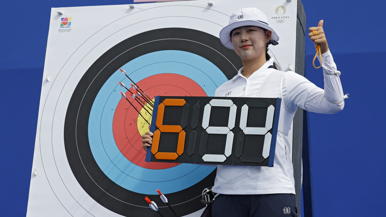 A dél-koreai Lim Szihjon ünnepel, miután új világcsúcsot állított fel a 2024-es párizsi nyári olimpia női egyéni íjászversenyének rangsorolójában a párizsi Invalidusokban 2024. július 25-én.