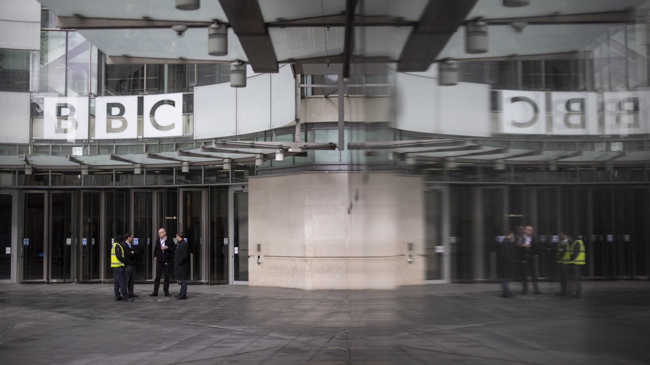 A BBC brit közszolgálati rádió- és tévétársaság londoni székháza 2023. március 12-én. Az előző napra a munkatársak sorozatos visszalépése miatt a BBC szinte összes sportműsora műsorvezető és stáb nélkül maradt, miután a BBC televízió március 10-én felfüggesztette Gary Lineker egykori angol válogatott labdarúgó műsorvezetői megbízatását. Ezt megelőzően Lineker élesen bírálta a konzervatív párti brit kormány bevándorlási törvénytervezettét.