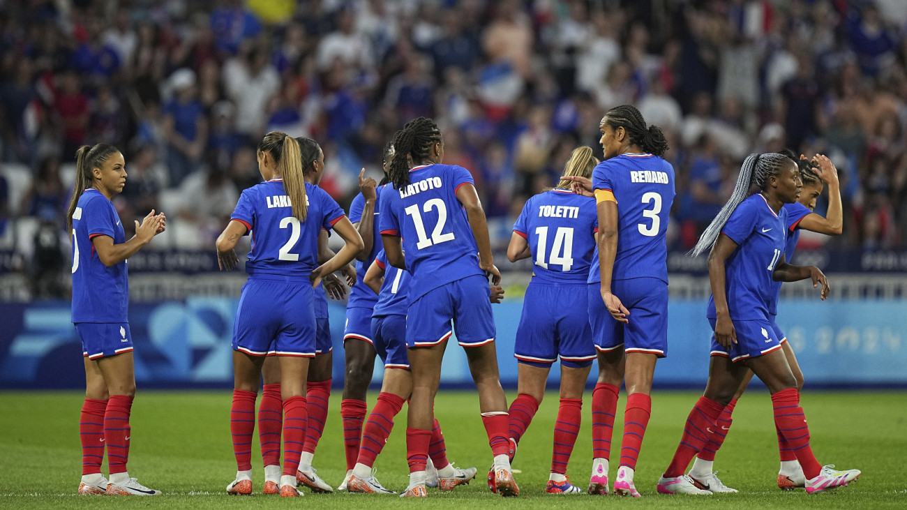 Francia játékosok ünneplik második góljukat a 2024-es párizsi nyári olimpia női labdarúgótornája A csoportjának Franciaország-Kolumbia mérkőzésén a décines-i Lyoni Stadionban 2024. július 25-én.