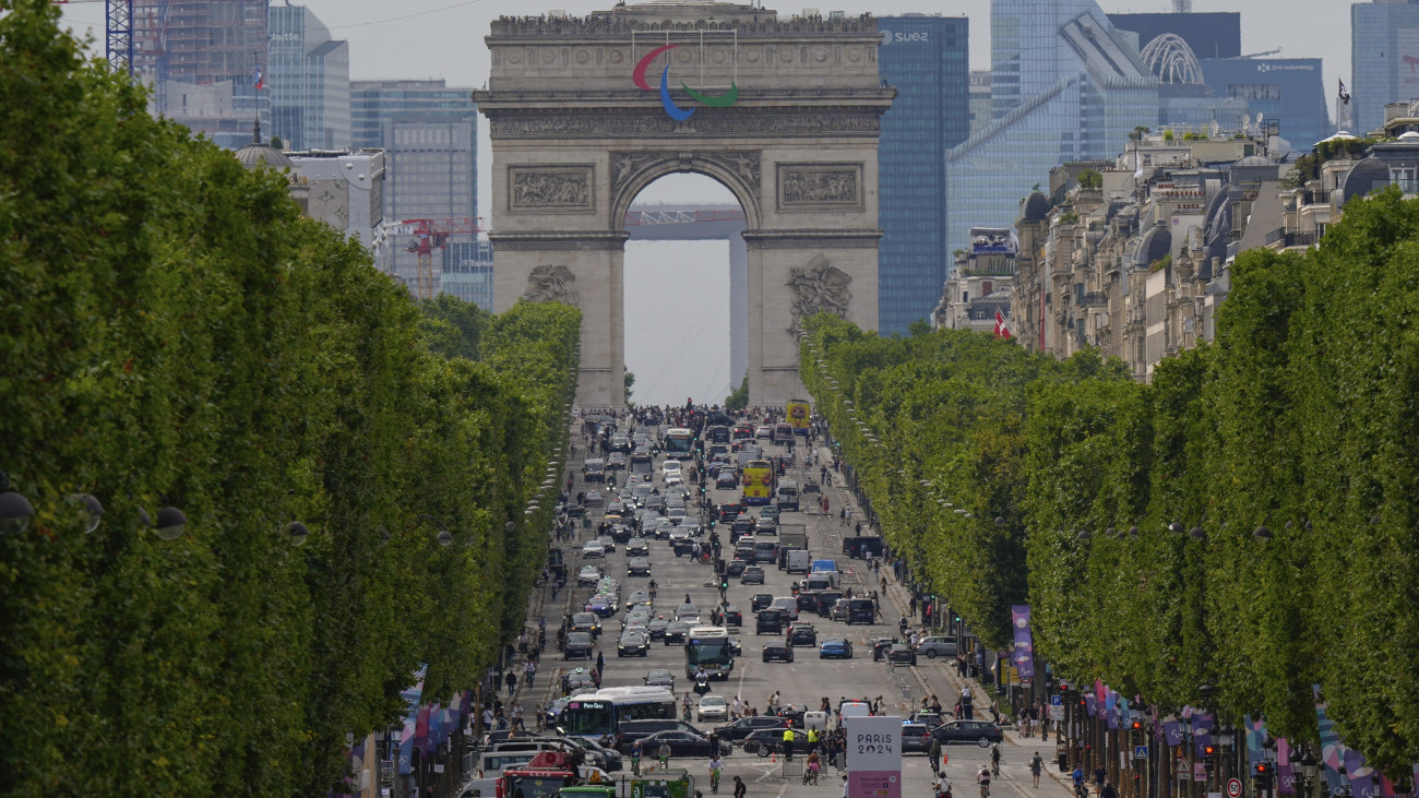 A párizsi Champs Elysées és a diadalív a 2024-es párizsi nyári olimpia kezdete előtti napon, 2024. július 25-én.