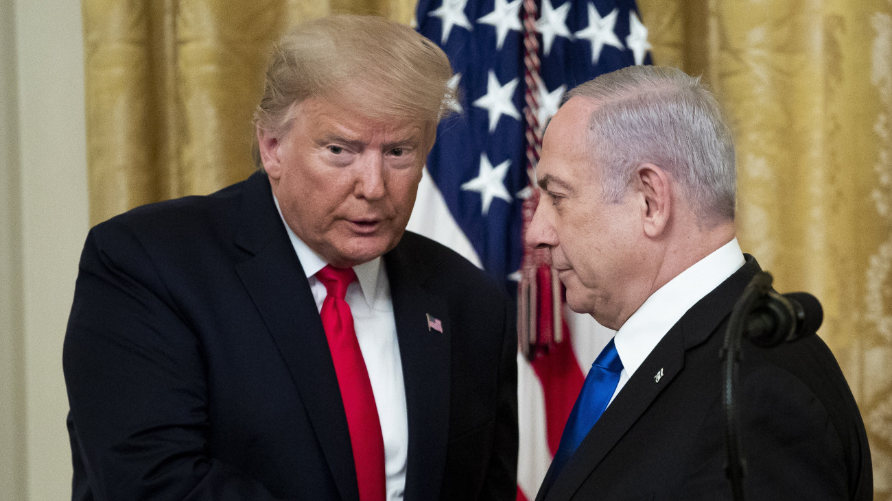 Donald Trump amerikai elnök (b) és Benjámin Netanjahu izraeli miniszterelnök sajtóértekezletet tart, amelyen Trump felvázolta a palesztin-izraeli konfliktus rendezésére irányuló amerikai kormányzati tervet a washingtoni Fehér Ház Keleti termében 2020. január 28-án.