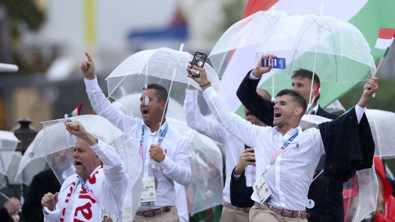 A magyar olimpiai csapat tagjai integetnek egy hajóról a Szajna folyón a 2024-es párizsi nyári olimpia megnyitóünnepségén 2024. július 26-án.