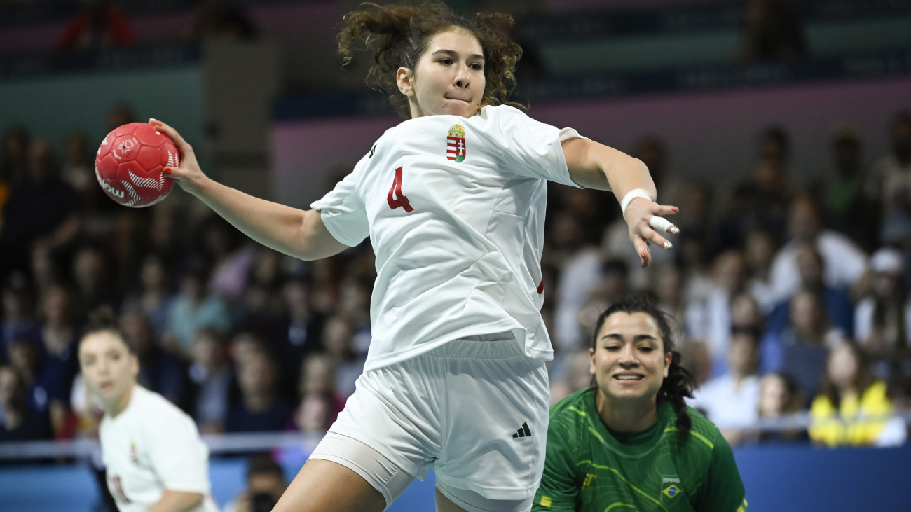 Füzi-Tóvizi Petra (b) és a brazil Giulia Guarieiro a 2024-es párizsi nyári olimpia női kézilabdatornájának B csoportjában játszott Magyarország - Brazília mérkőzésen a Dél-párizsi Arénában 2024. július 28-án.