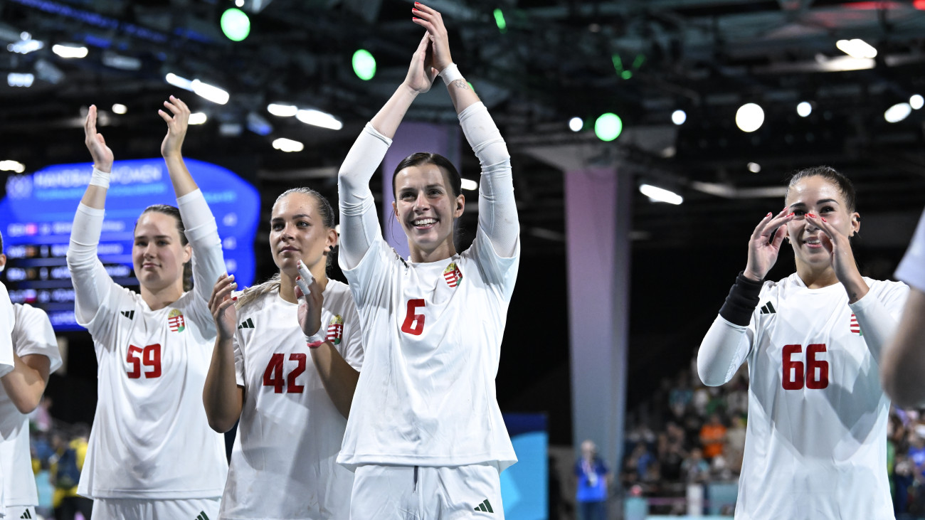 Kuczora Csenge, Klujber Katrin, Szöllősi-Schatzl Nadine és Győri-Lukács Viktória (b-j), a magyar válogatott játékosai ünnepelnek, miután csapatuk 25-24-re győzött Brazília ellen a 2024-es párizsi nyári olimpia női kézilabdatornájának B csoportjában játszott mérkőzésen a Dél-párizsi Arénában 2024. július 28-án.
