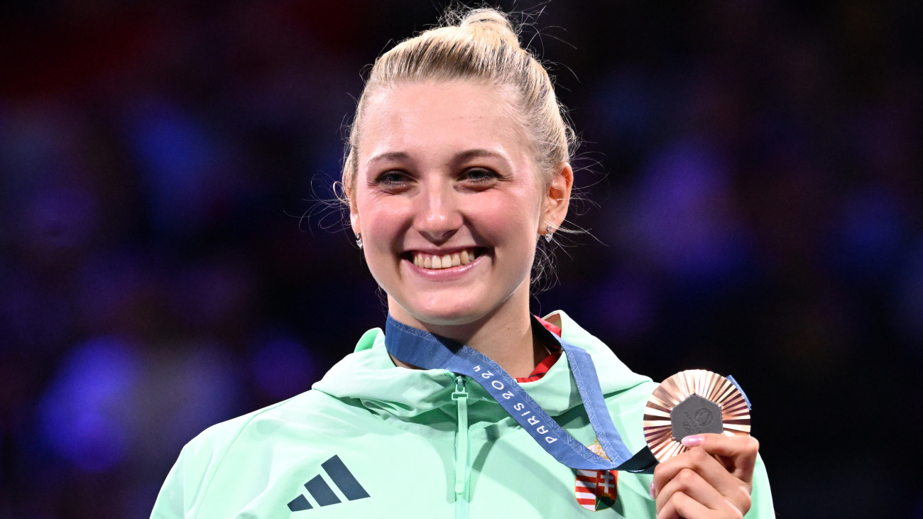 A bronzérmes Muhari Eszter a női párbajtőr egyéni versenyének eredményhirdetésén a 2024-es párizsi nyári olimpián a Grand Palais kiállítócsarnokban 2024. július 27-én.